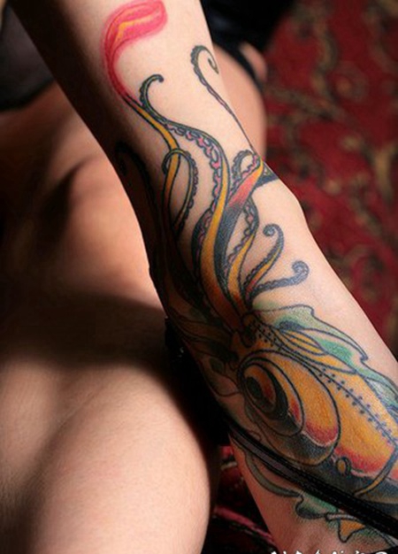 彩色的章鱼脚踝纹身图案