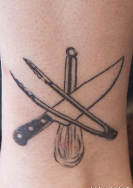 刀和架子黑色脚踝纹身图案