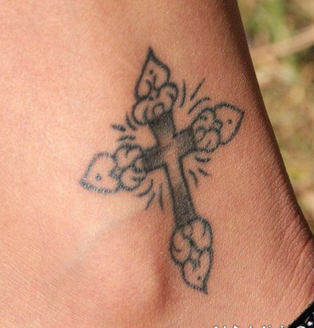 十字架简约风格脚踝纹身图案
