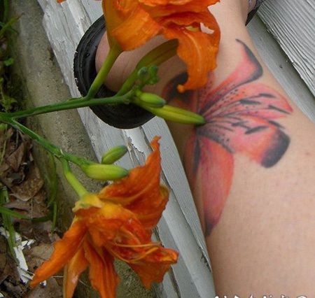 逼真的彩色百合花脚踝纹身图案