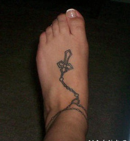 脚踝和脚背黑色十字架纹身图案