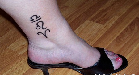 不同的符号脚踝纹身图案