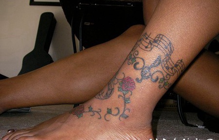 花朵藤蔓和音符脚踝纹图案身