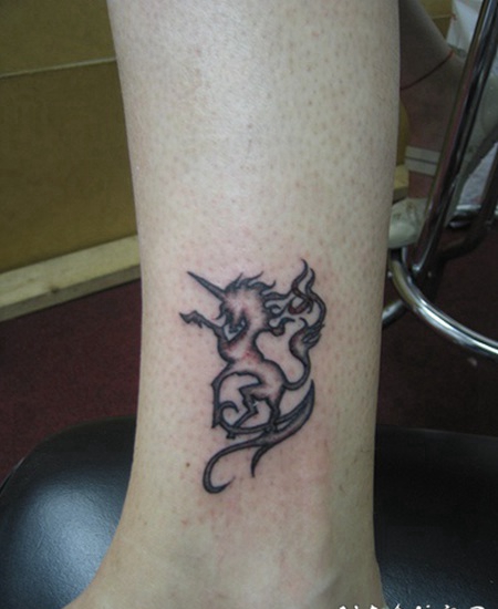 独角兽黑色脚踝纹身图案