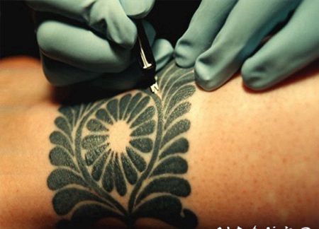 许多花瓣黑色脚踝纹身图案