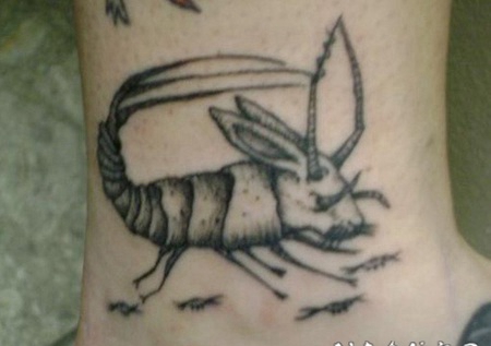 蝎子和兔子耳朵脚踝纹身图案