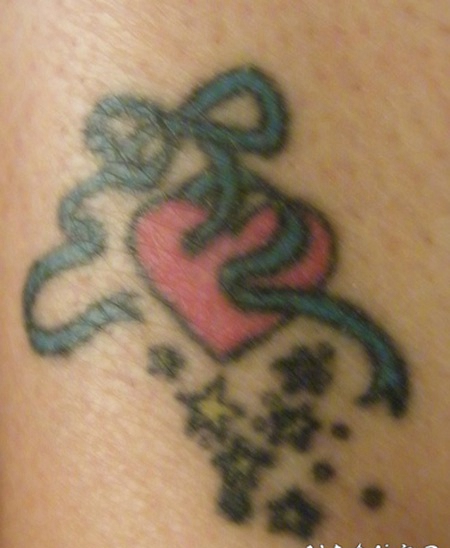 心形和丝带彩色脚踝纹身图案