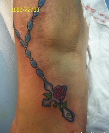蓝色念珠十字架和花朵脚踝纹身图案