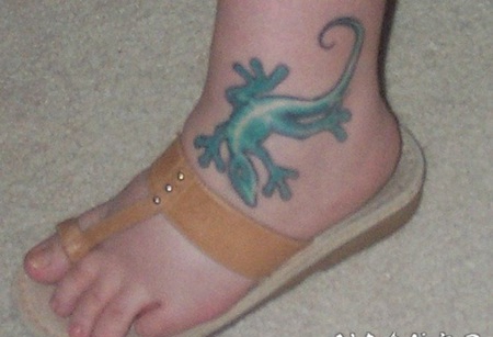 绿色的蜥蜴脚踝纹身图案