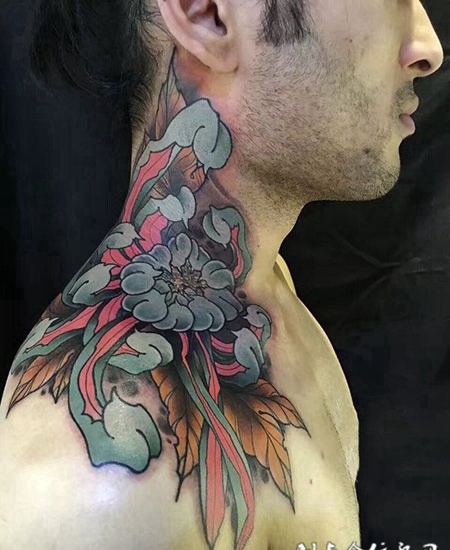 高洁之花，颈部菊花彩绘纹身