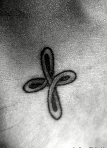 圆形的交叉十字架脚踝纹身图案