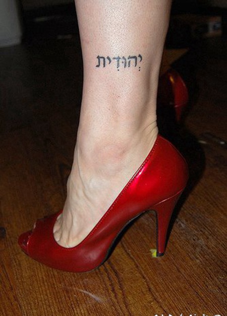 黑色字符脚踝纹身图案