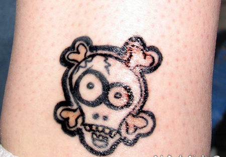 骷髅和骨头脚踝纹身图案