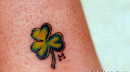 绿色的三叶草脚踝纹身图案
