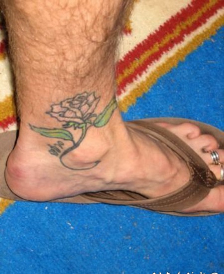 蔷薇与绿色叶子脚踝纹身图案