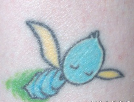 蓝色小昆虫脚踝纹身图案