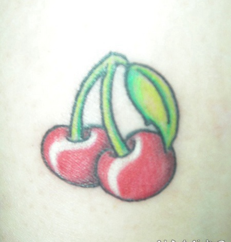 红色的樱桃脚踝纹身图案