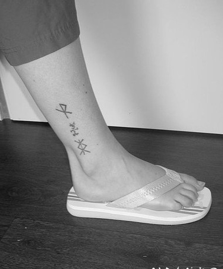 三个不同的符号脚踝纹身图案