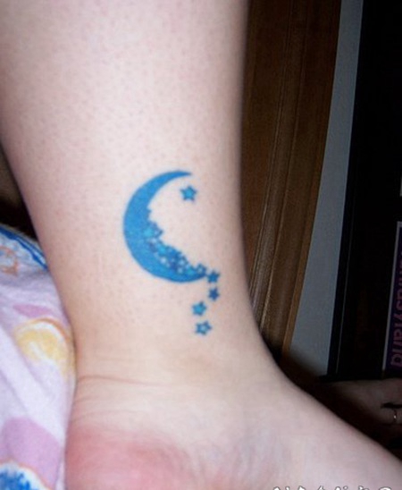 蓝色月亮与星星脚踝纹身图案