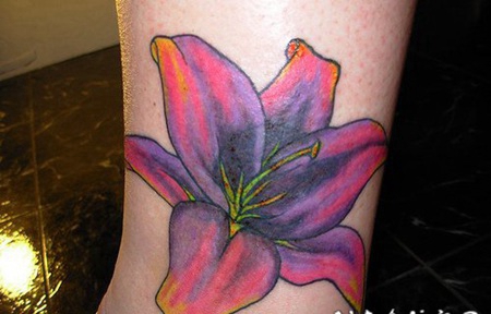 粉红和紫色的百合花脚踝纹身图案