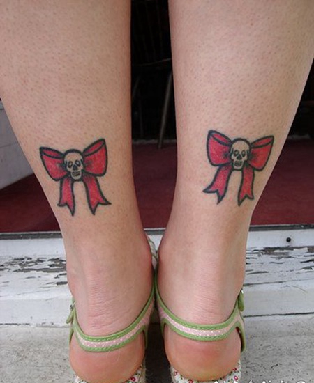 两个骷髅与蝴蝶结脚踝纹身图案