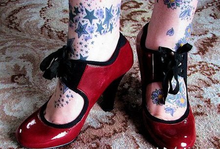 许多星星和花朵脚踝纹身图案