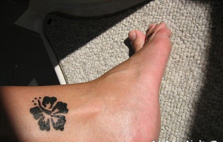 黑色的小花脚踝纹身图案