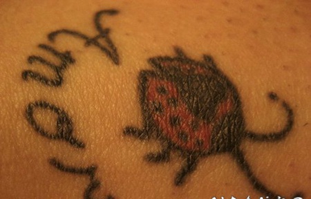 彩色的瓢虫和字母脚踝纹身图案