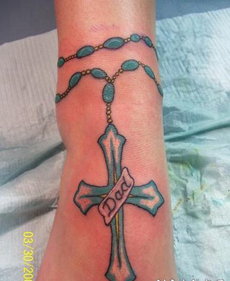 字母和十字架彩色脚踝纹身图案