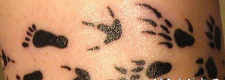 不同的黑色脚印脚踝纹身图案