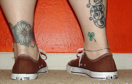 花朵和四叶草脚踝纹身图案