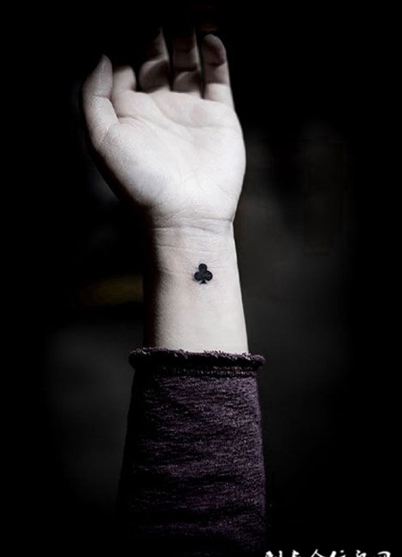 女子手臂上简约梅花纹身图案