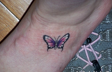 脚踝上粉红小蝴蝶纹身图案