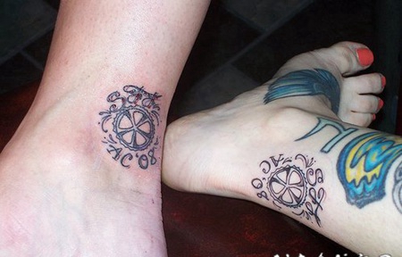 两个轮子和字母脚踝纹身图案