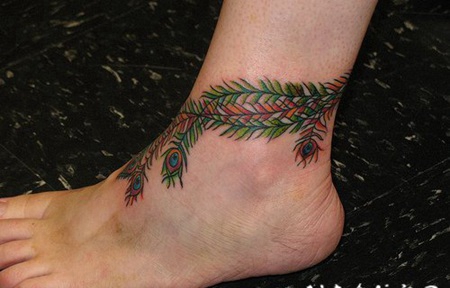 孔雀的羽毛彩色脚踝纹身图案