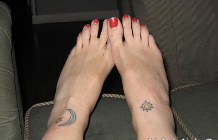 月亮星星和太阳脚踝纹身图案