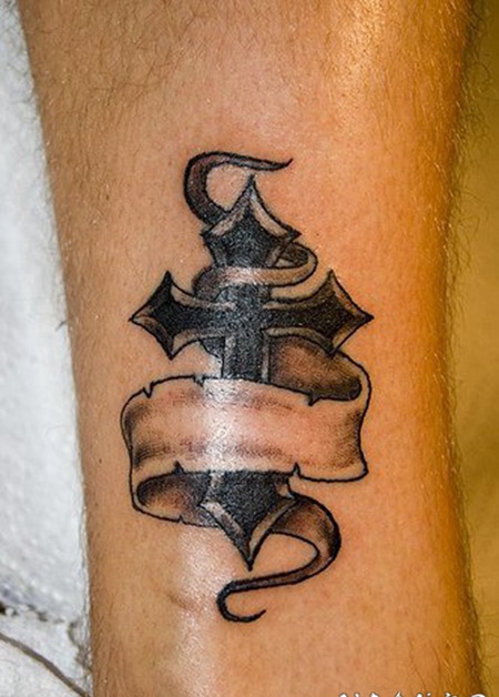 十字架和丝带脚踝纹身图案