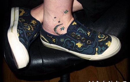 蓝色的月亮和星星脚踝纹身图案