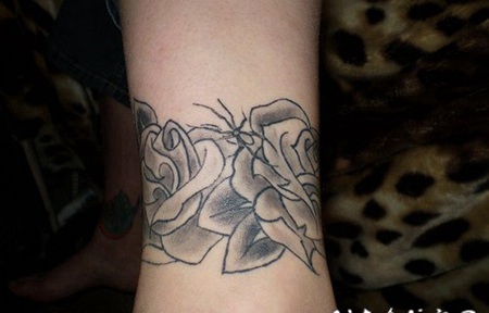 黑色的玫瑰脚踝纹身图案