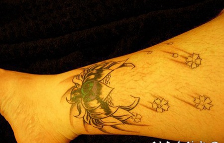 心形的莲花脚踝纹身图案