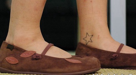 简单线条星星脚踝纹身图案