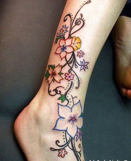 美丽的花朵藤蔓和绿叶脚踝纹身图案