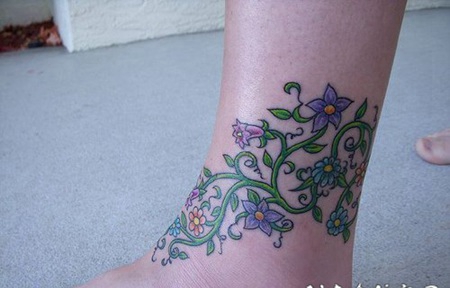 紫色花朵和藤蔓脚踝纹身图案