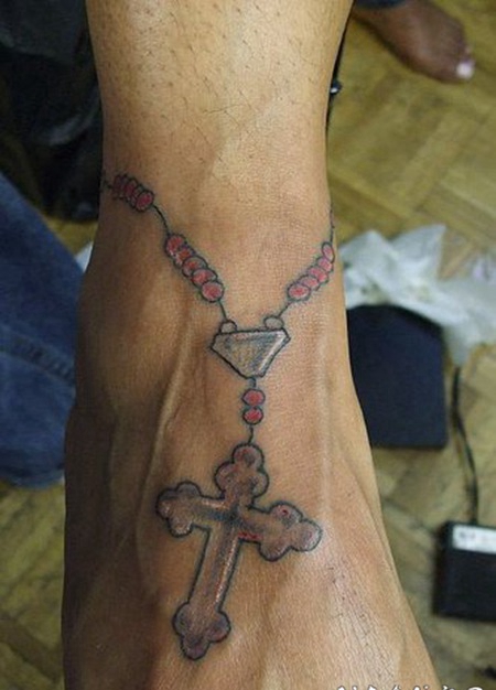 红色珠子和十字架脚踝纹身图案