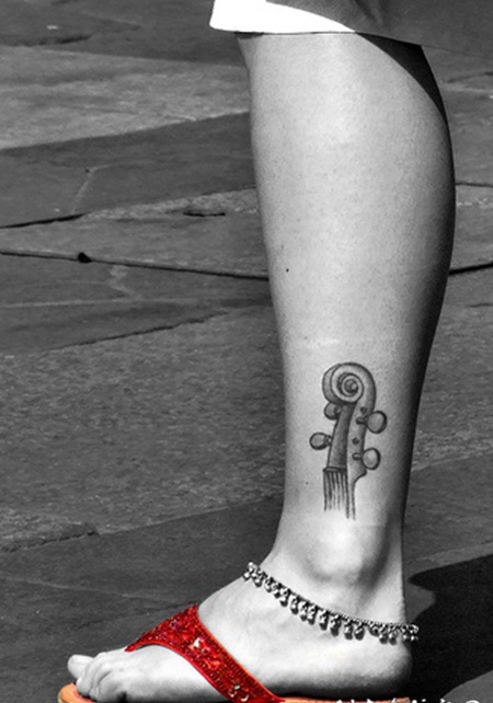 吉他灰色脚踝纹身图案