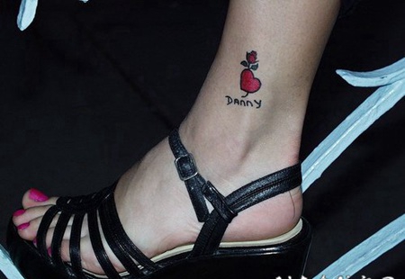 心形花朵和英文字母脚踝纹身图案
