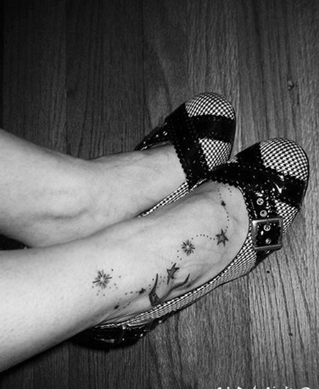 黑白月亮星星脚踝纹身图案
