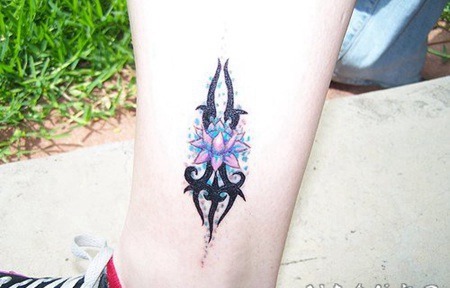 设计彩色莲花和黑色图腾脚踝纹身图案