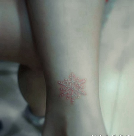 可爱的白色小雪花脚踝纹身图案