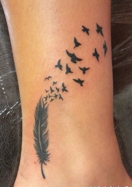 黑色羽毛和小鸟脚踝纹身图案
